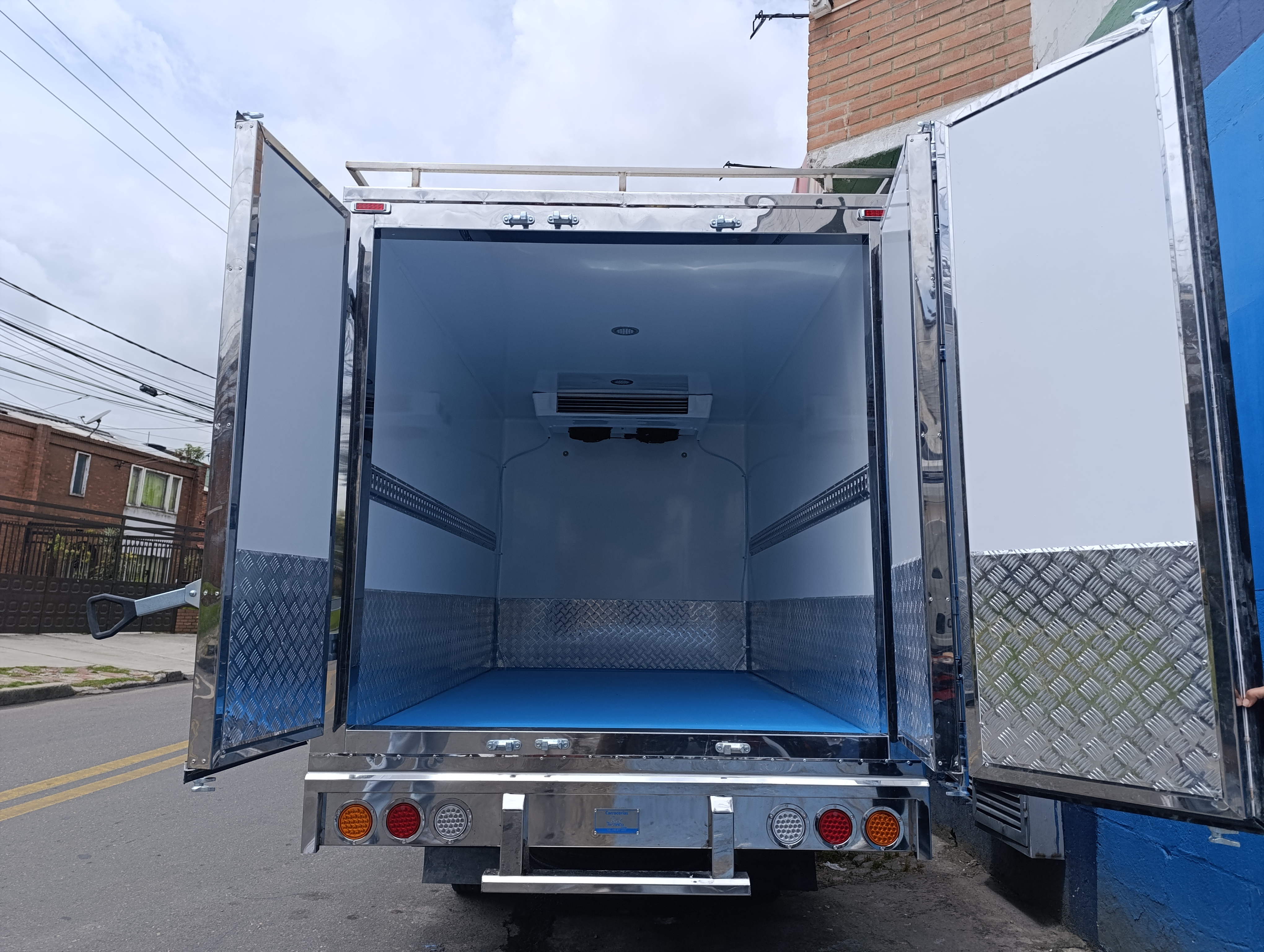 Carrocería en fibra de vidrio proyecto 004